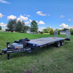 Dual-axle flatbed trailer with loading ramps